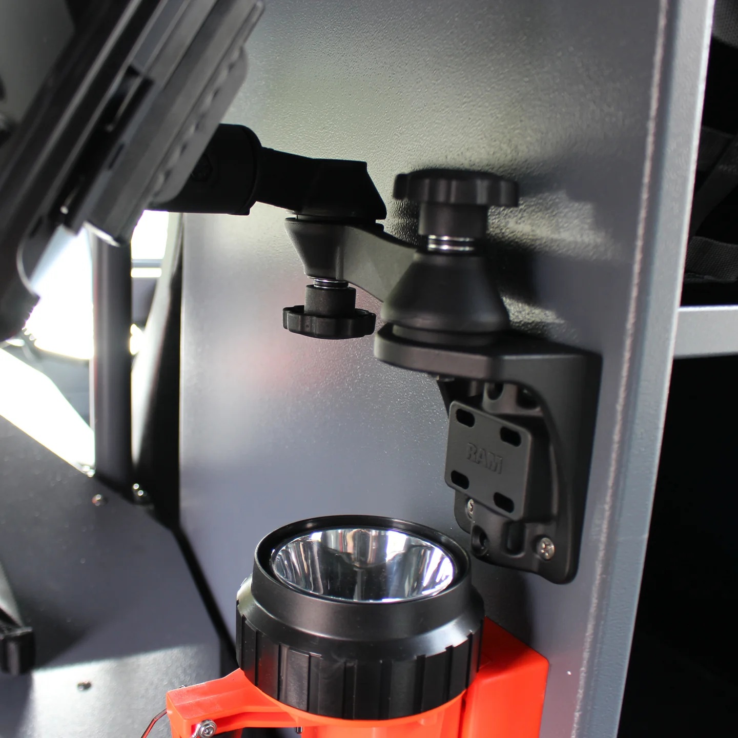 RAM-109VS-5NBU Basisset mit Dreh-Schwenk-Arm und vertikaler Basis, C-System aus Aluminium 6